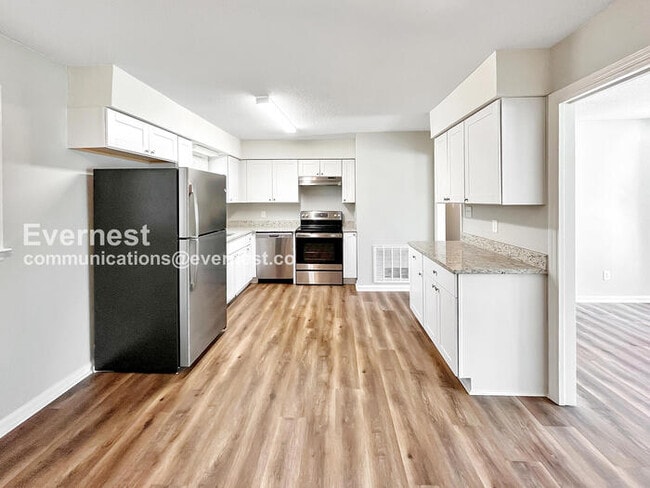 Photo - 425 Shallowood Ln House