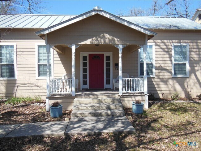 Building Photo - 824 W Mill St Rental