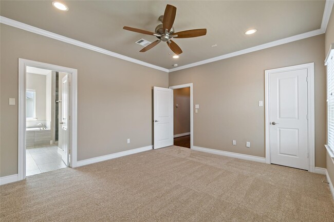 Building Photo - 4312 Dickson St Unit B