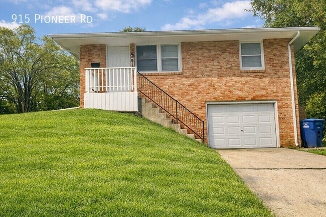 Building Photo - 915 Pioneer Rd