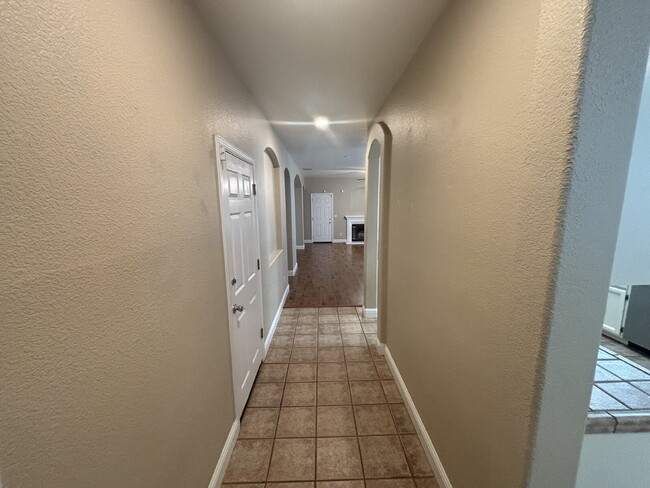 Photo - Available Now: 3 bed 2 bath home in Roseville