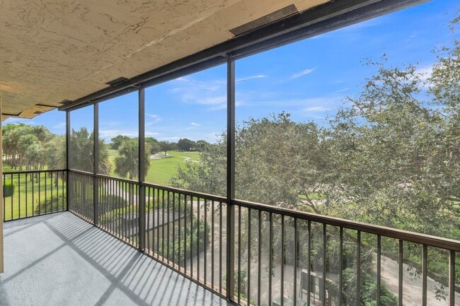 Building Photo - 200 Jacaranda Country Club Dr Unit 3c