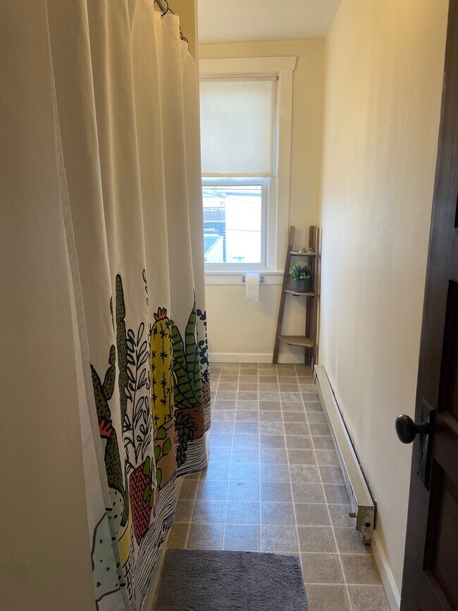 Modern bathroom - 206 Courtland St Unit 4