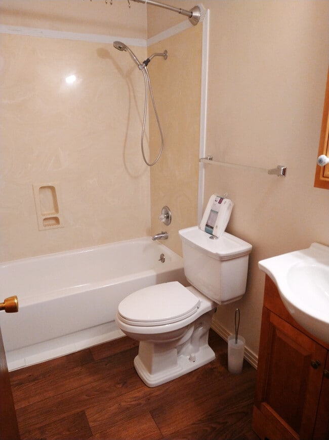 Bathroom - 2282 Johnstone Rd