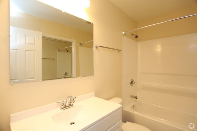 Bathroom - 2BR, 1.5BA - 810 SF - The Thomas