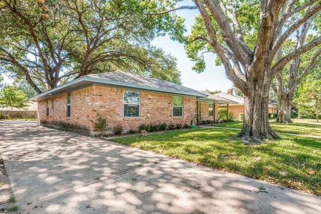 Photo - Extraordinary Irving Home on Quiet cul-de-sac!