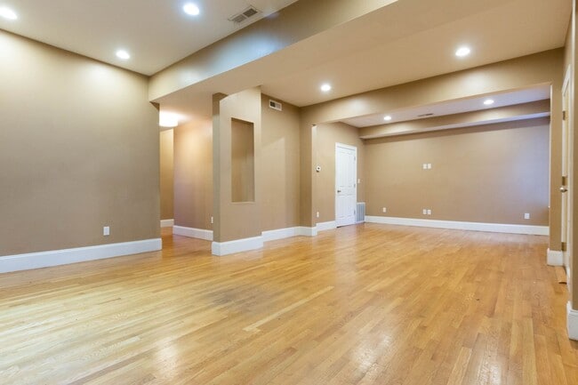Photo - No Brokers Fee, Large Unit on Washington Sq. In-Unit Washer and Dryer, Central Heat/AC Large Bedr...