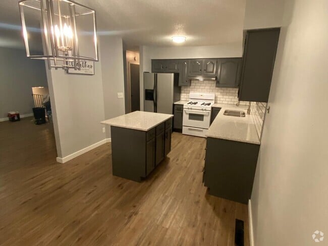 Building Photo - 1915 W 66th St Rental