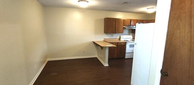 Photo - Spacious 2 Bedroom, 1 Bath Apartment on Er... Unidad 203A