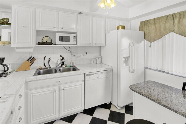 Photo - 3000 Presidential Way Unidad 406