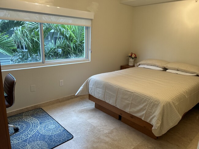 Building Photo - 7824 Collins Ave Unit 404