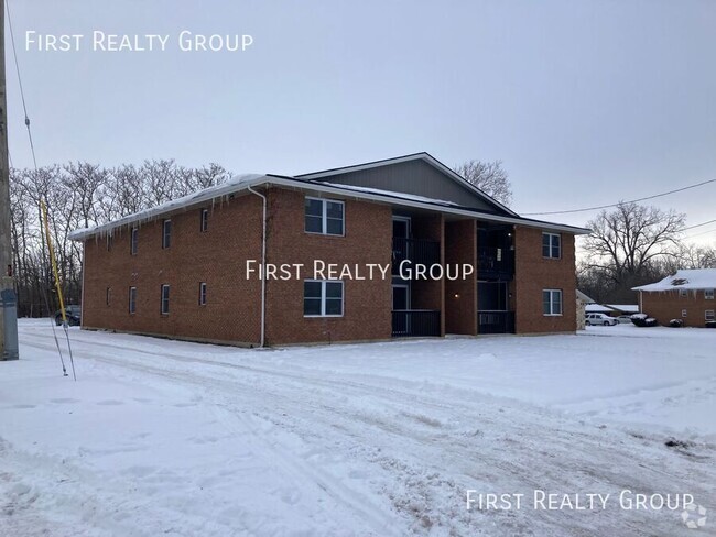 Building Photo - 2 Bedroom, 1 Bath Apartment for Rent, Move... Unit #4