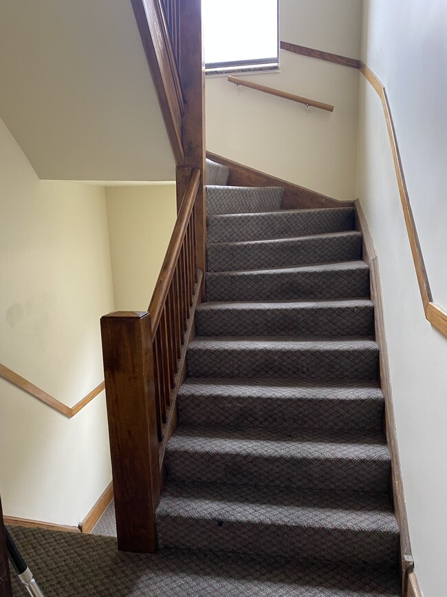 Stairwell - 4930 N Kedzie Ave Unidad 2W Rental