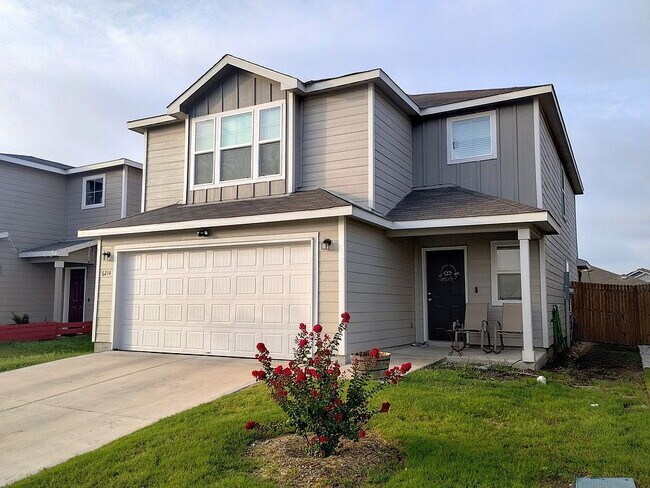 Building Photo - 4 Bedroom 3 Full Bathrooms home