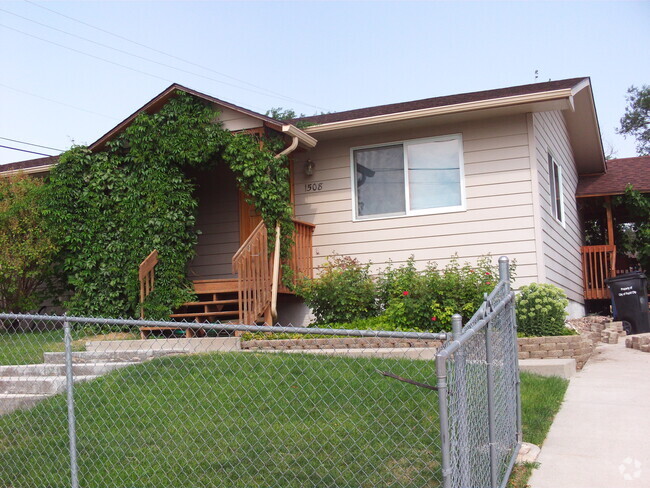 Building Photo - 1508 Midway St Rental