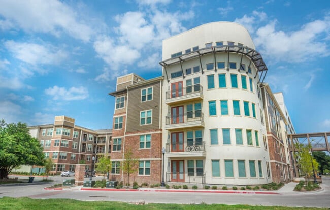 Photo - 401 Foch St Unidad 1107