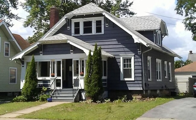 Building Photo - 1371 Teall Ave Rental
