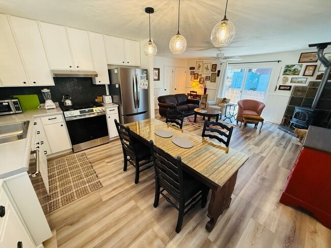 Photo - 1676 Bakersfield St