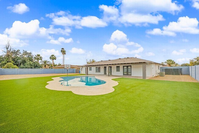 Building Photo - Tempe 5 bedroom 3 bath with pool and HUGE yard