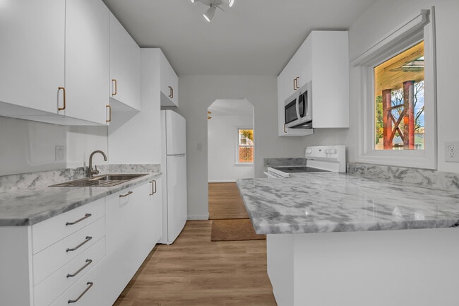 Photo - 1824 Wordsworth St