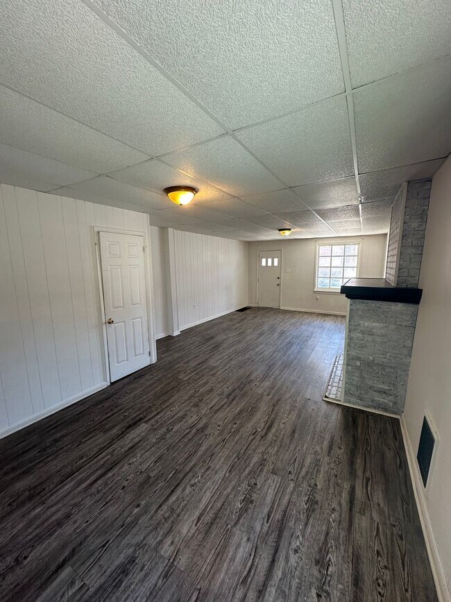 Photo - 1047 W Poplar St