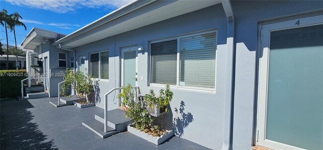 Building Photo - 8035 Byron Ave Unit 3