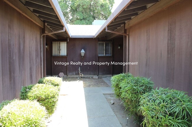 Photo - Updated 2 Bedroom Duplex Ready To Go!!! House