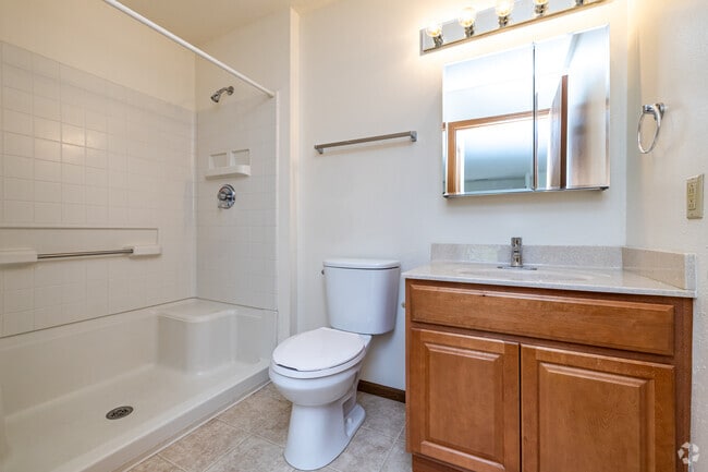 2BR, 2BA - 1,100SF - Bathroom - Bel-Oak Apartments