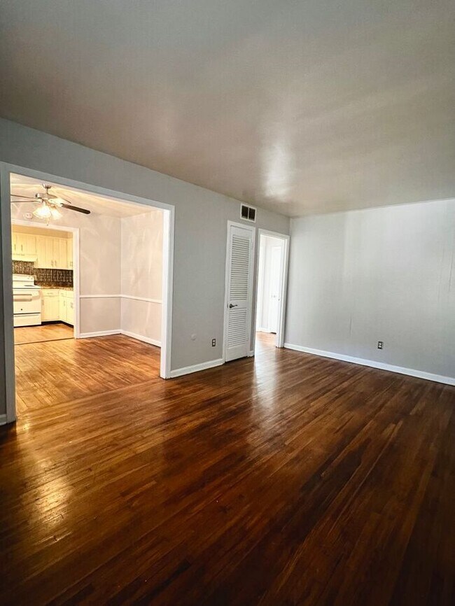 Photo - Quiet Midtown Community 2bd/1ba with Fall ...