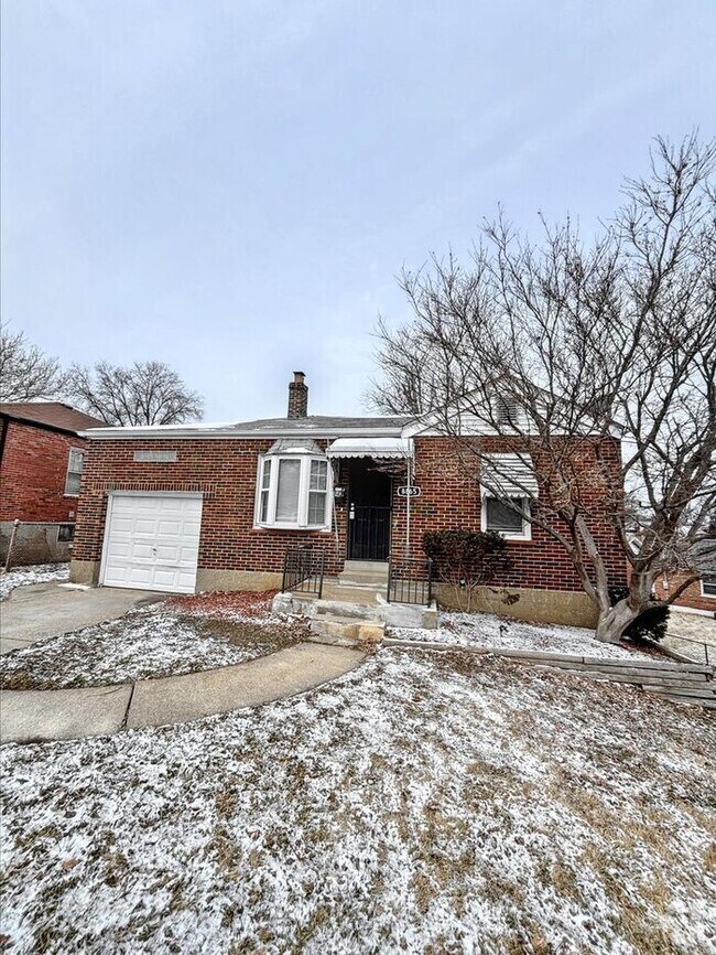 Building Photo - Charming 2-Bedroom Home with Garage and Co...