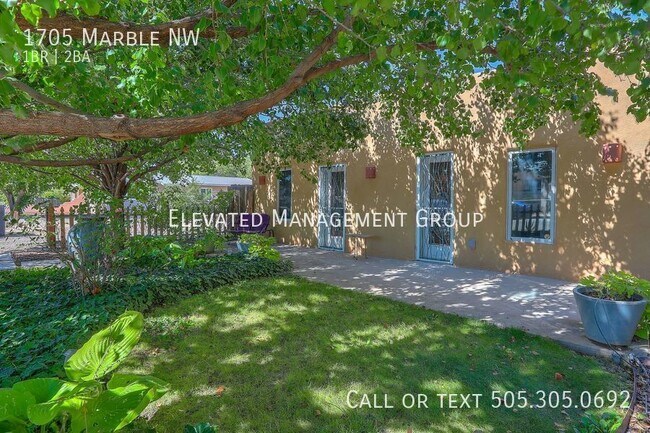 Photo - 1 Bed, 1.5 Bath Glamorous Old Town Bungalo...