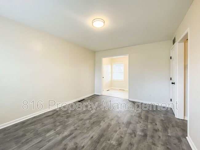 Photo - 2505 S 52 St