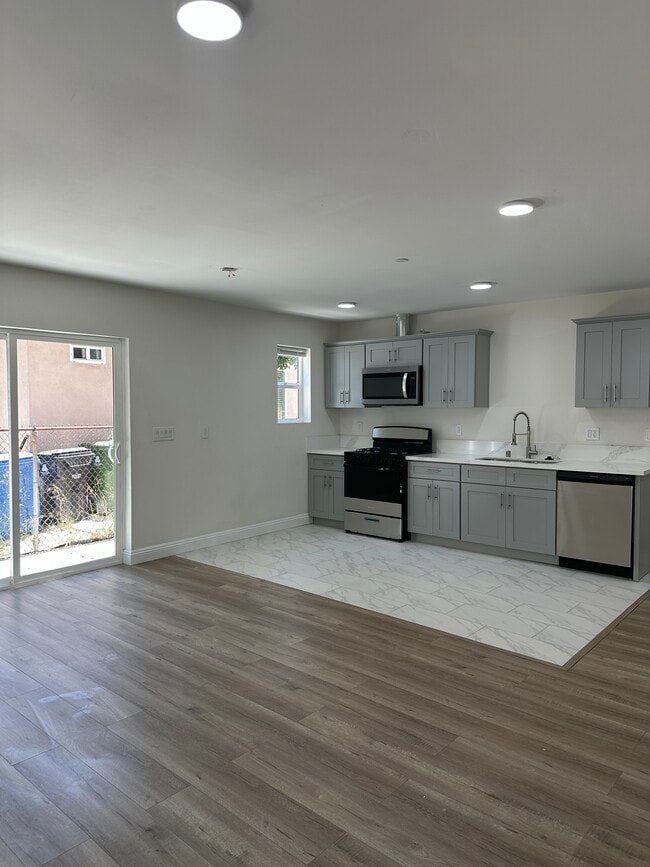 Building Photo - 818 E 21st St Rental