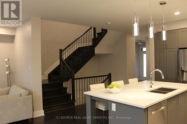 Photo - 333 Lysander Pl