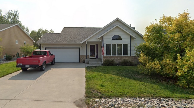 Building Photo - Large 5 bedroom 3 bathroom home!