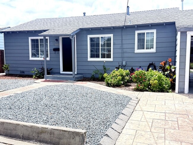 Building Photo - Newly available 2 bed/1 bath duplex