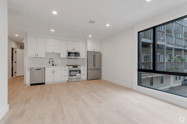 Building Photo - 148 W 9th St Rental
