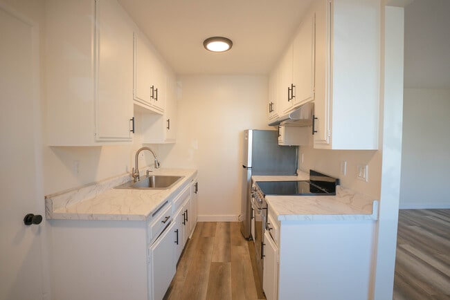 Building Photo - 825 W 167th St Unit 4