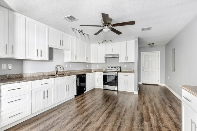 Building Photo - 520 E Defee Ave