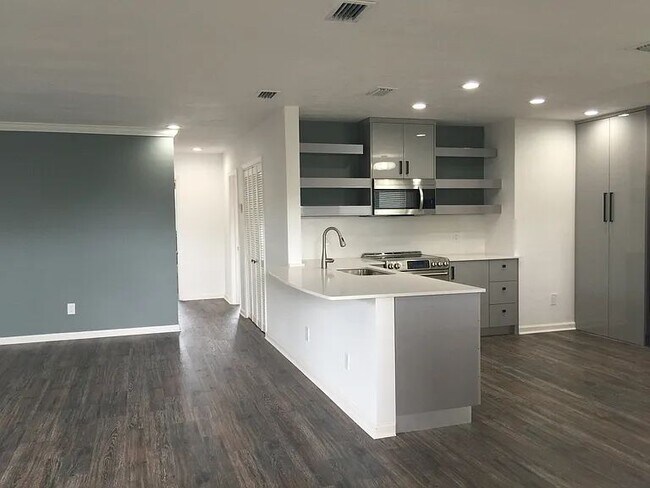 Photo - 6815 Edgewater Dr Unit 301