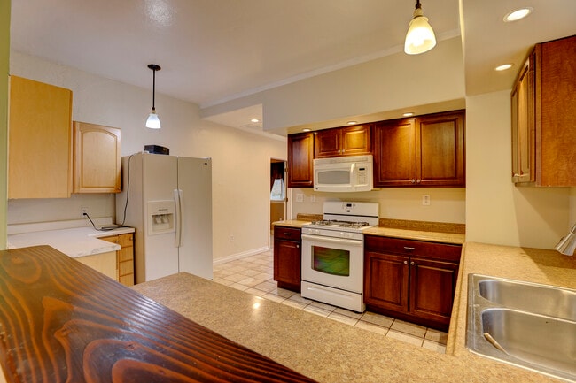 Photo - 628 Gladstone St