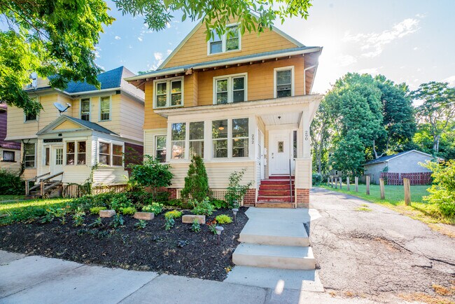 Photo - 290 Wellington Ave