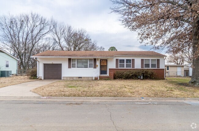 Building Photo - Pleasant Living: 3 Bed, 1 Bath Home in For...