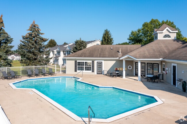 Swimming Pool with Sundeck - Willow Ridge Apartments