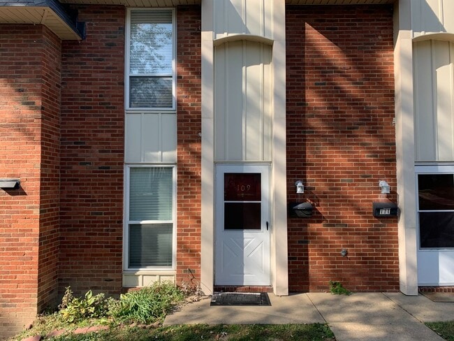 Building Photo - Moon Township - 2 Bedroom, 1.5 Bath Townho... Rental