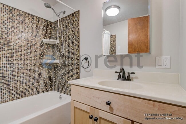 Photo - 484 Waller St