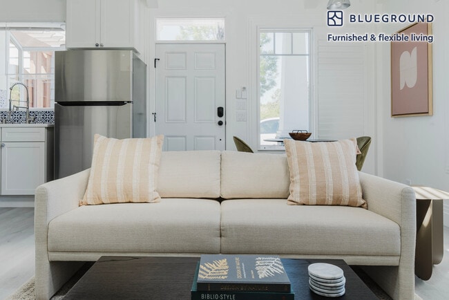 Photo - 2214 Serra Ave