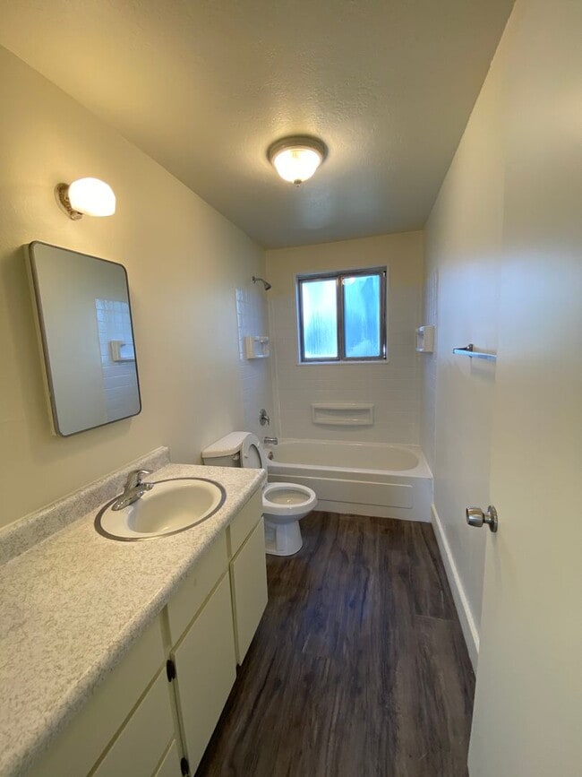 2-Bed 1-Bath Green Leaf Apartments