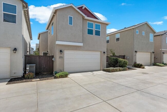 2717 N Cove Dr