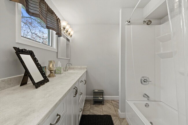 Photo - 930 Henry St